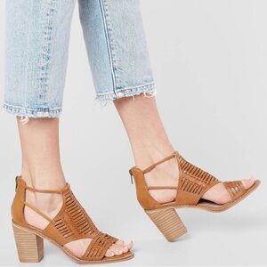 ❌SOLD DO NOT BUY❌ BEAUTIFUL heeled huarache sandals